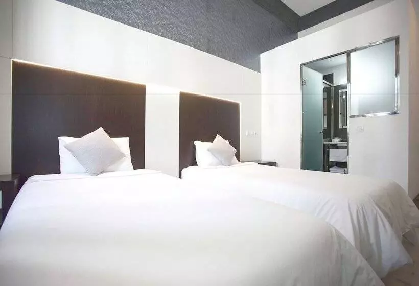 مسافرخانه Alhambra Suites