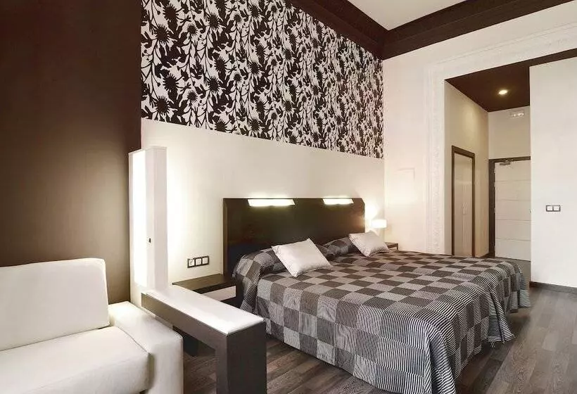 مسافرخانه Alhambra Suites