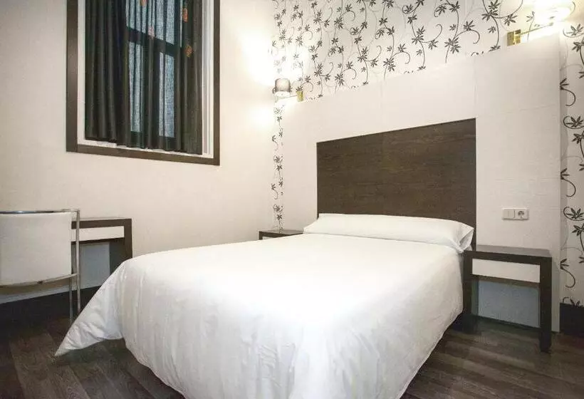 مسافرخانه Alhambra Suites