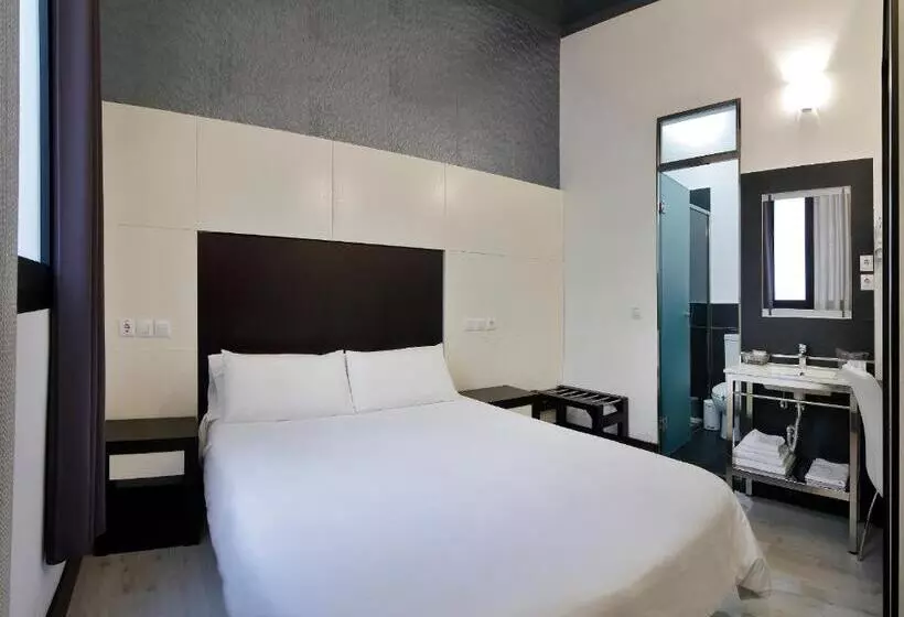 مسافرخانه Alhambra Suites