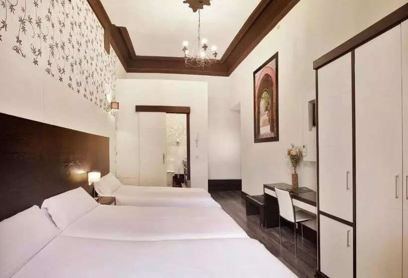 مسافرخانه Alhambra Suites