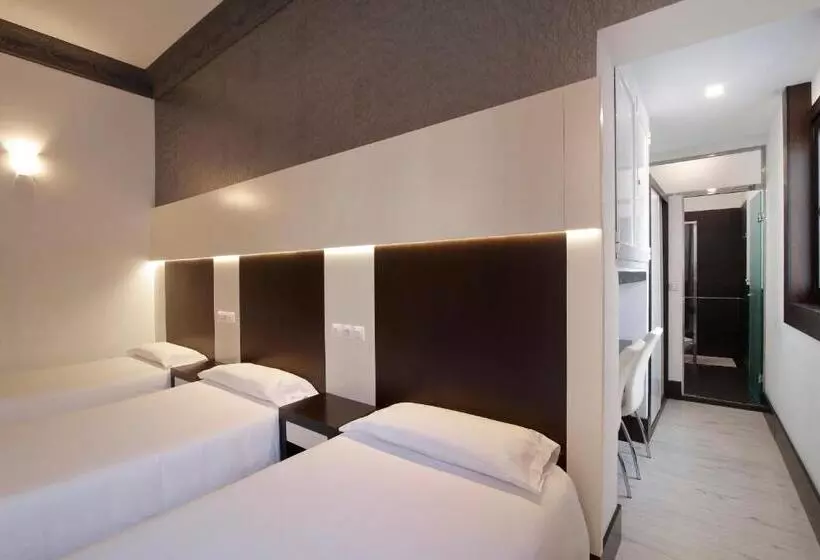 مسافرخانه Alhambra Suites