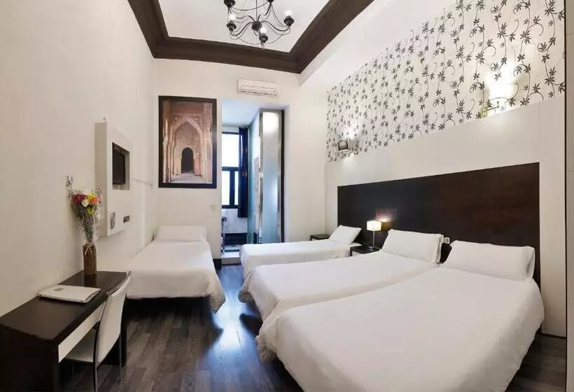 مسافرخانه Alhambra Suites