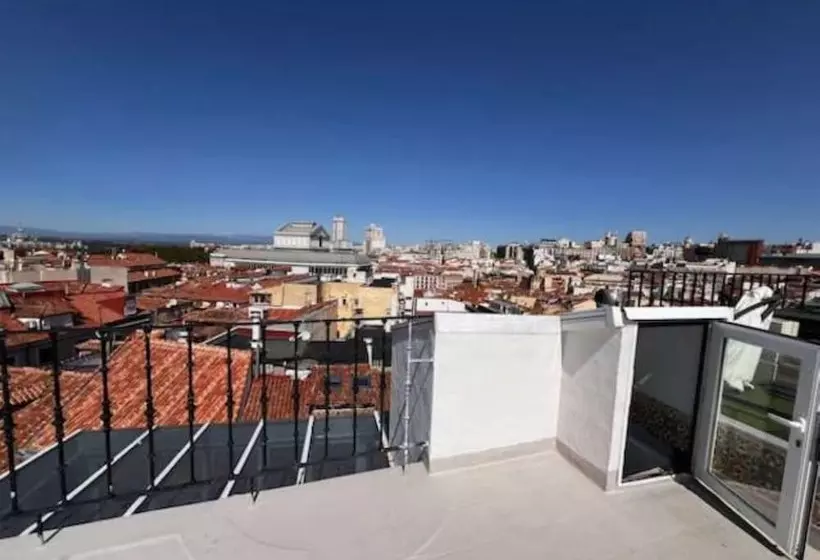 مسافرخانه Alhambra Suites