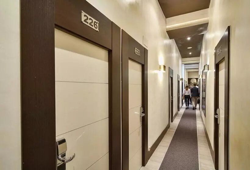 مسافرخانه Alhambra Suites
