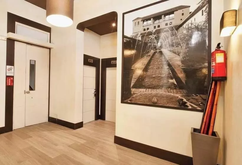 مسافرخانه Alhambra Suites