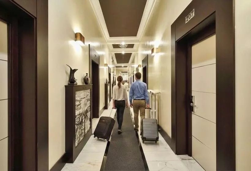 مسافرخانه Alhambra Suites