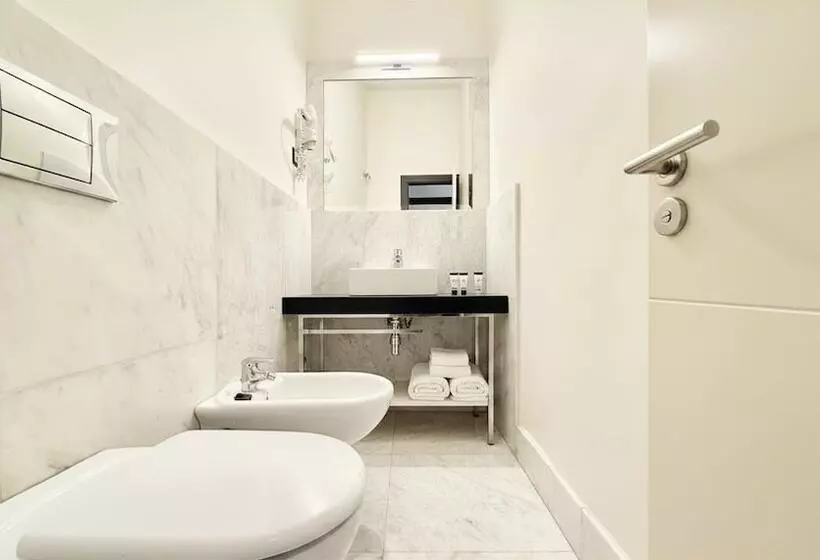 مسافرخانه Alhambra Suites