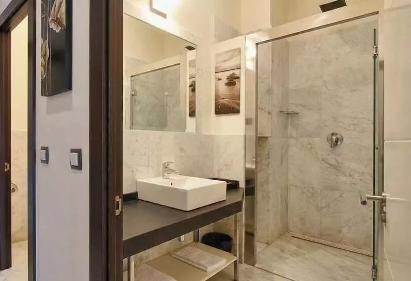 مسافرخانه Alhambra Suites