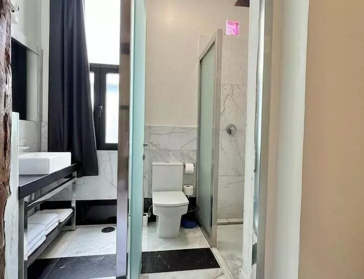 مسافرخانه Alhambra Suites