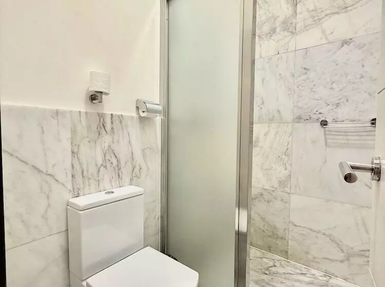 مسافرخانه Alhambra Suites