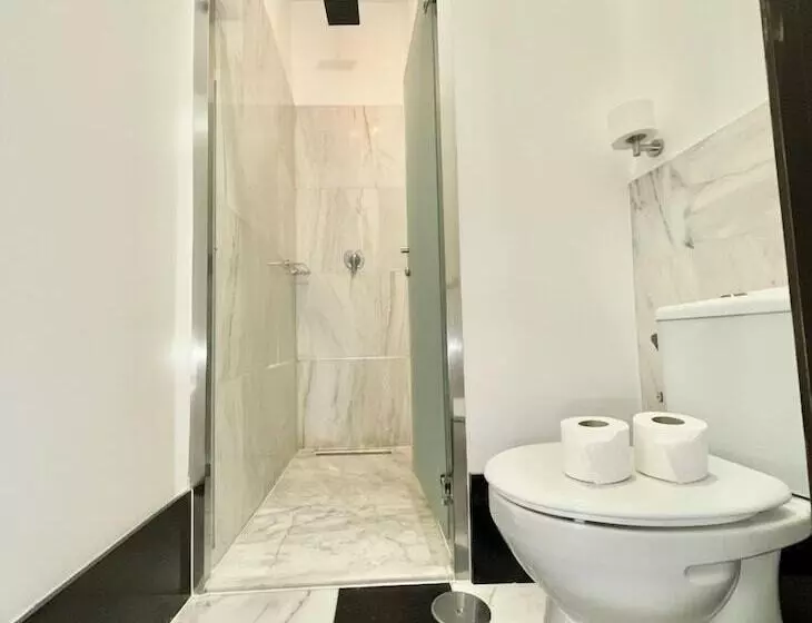 مسافرخانه Alhambra Suites
