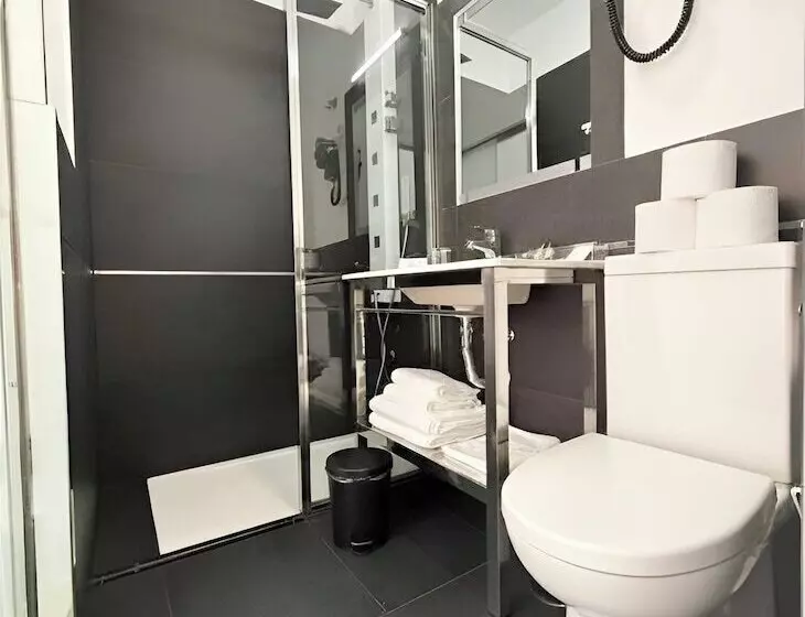 مسافرخانه Alhambra Suites
