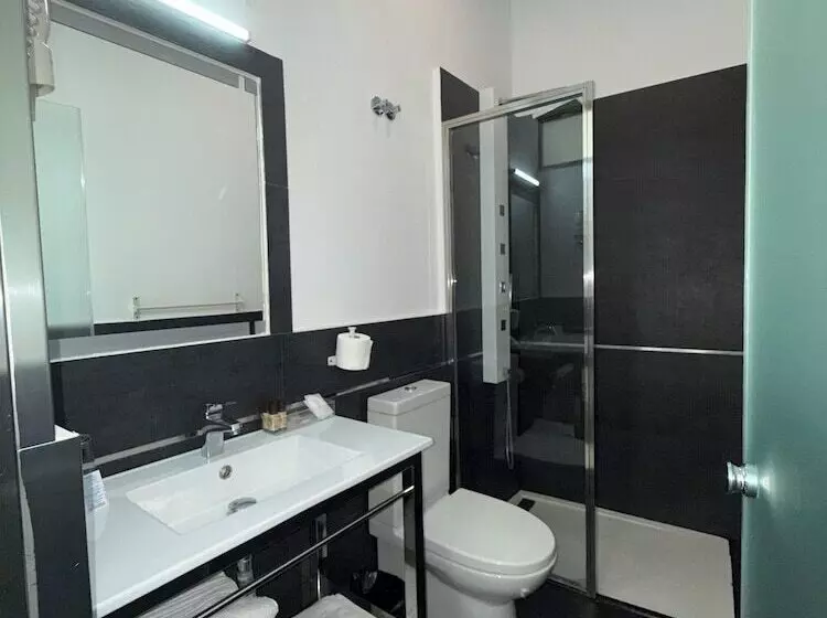 مسافرخانه Alhambra Suites
