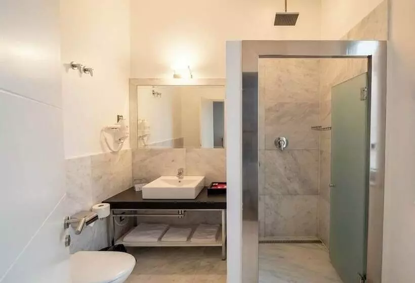 مسافرخانه Alhambra Suites