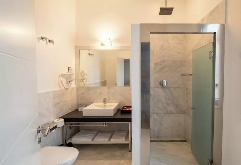 مسافرخانه Alhambra Suites