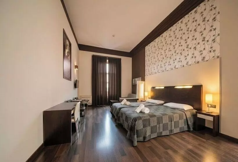 مسافرخانه Alhambra Suites