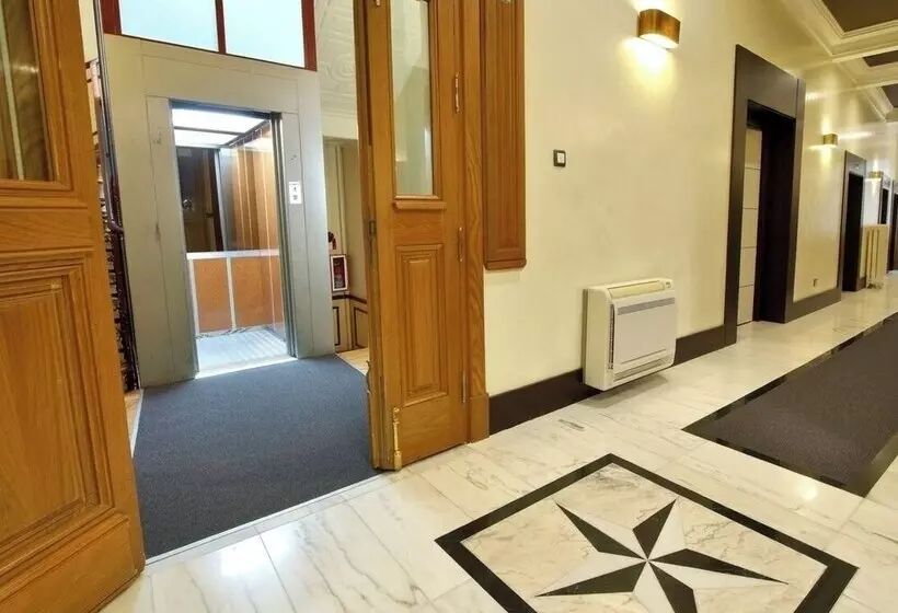 مسافرخانه Alhambra Suites