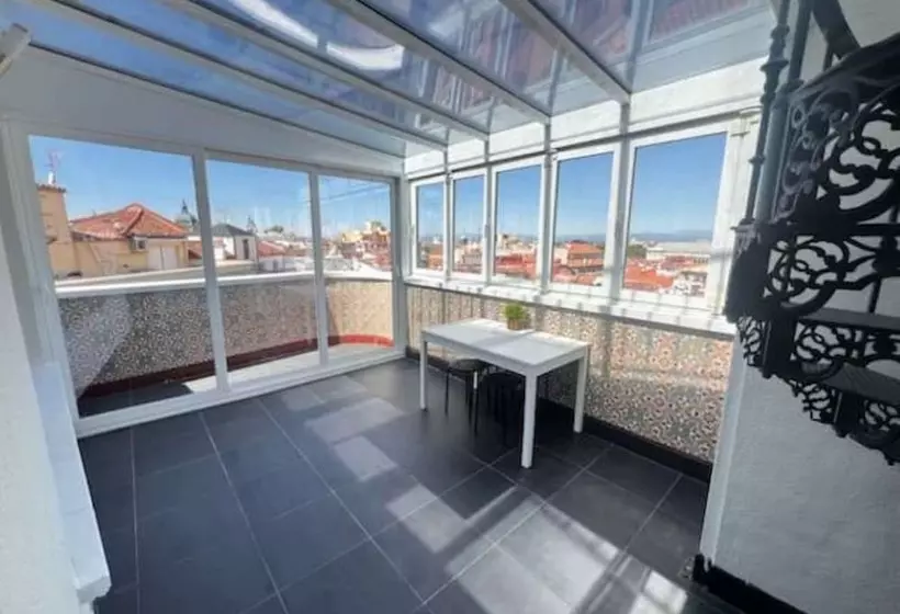 مسافرخانه Alhambra Suites