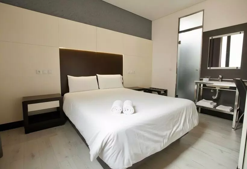 مسافرخانه Alhambra Suites
