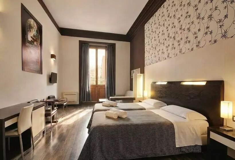 مسافرخانه Alhambra Suites