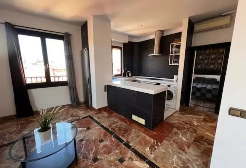 مسافرخانه Alhambra Suites
