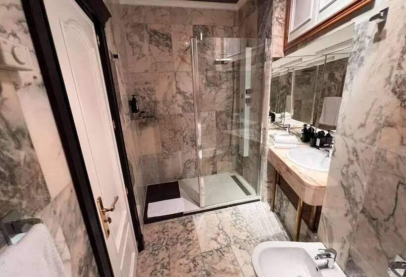 مسافرخانه Alhambra Suites