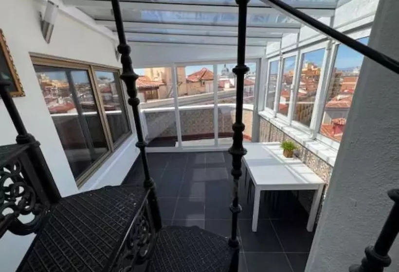 مسافرخانه Alhambra Suites