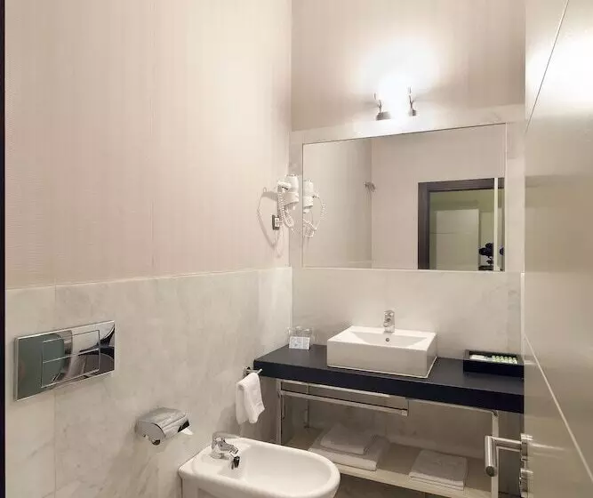 مسافرخانه Alhambra Suites