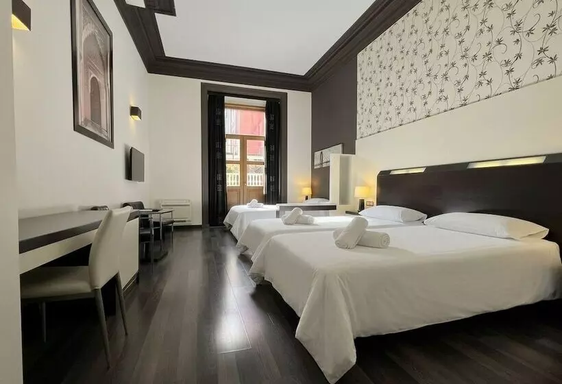 مسافرخانه Alhambra Suites
