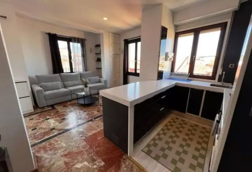 مسافرخانه Alhambra Suites