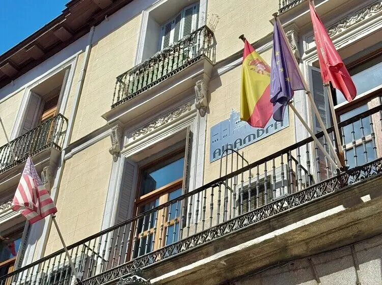 مسافرخانه Alhambra Suites