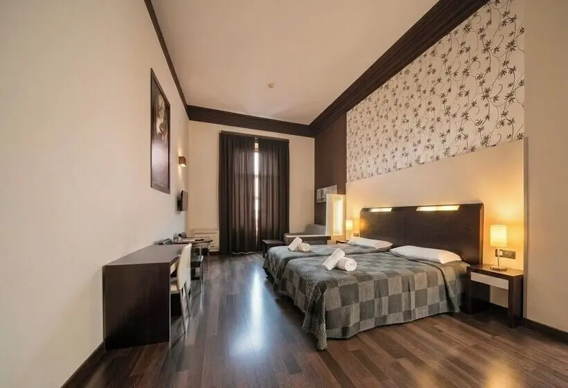 مسافرخانه Alhambra Suites