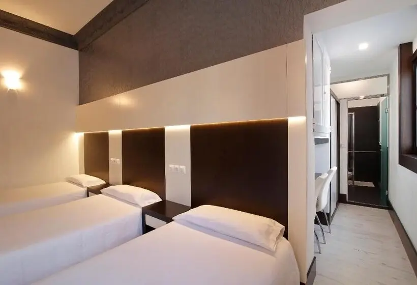 مسافرخانه Alhambra Suites
