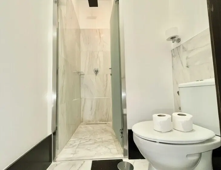مسافرخانه Alhambra Suites