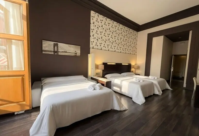 مسافرخانه Alhambra Suites