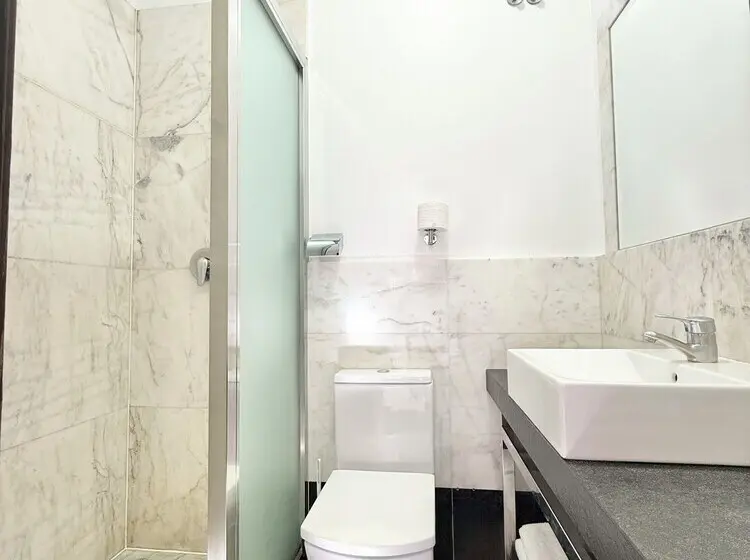مسافرخانه Alhambra Suites