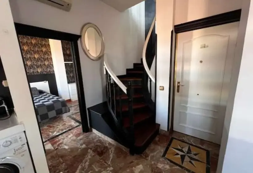 مسافرخانه Alhambra Suites