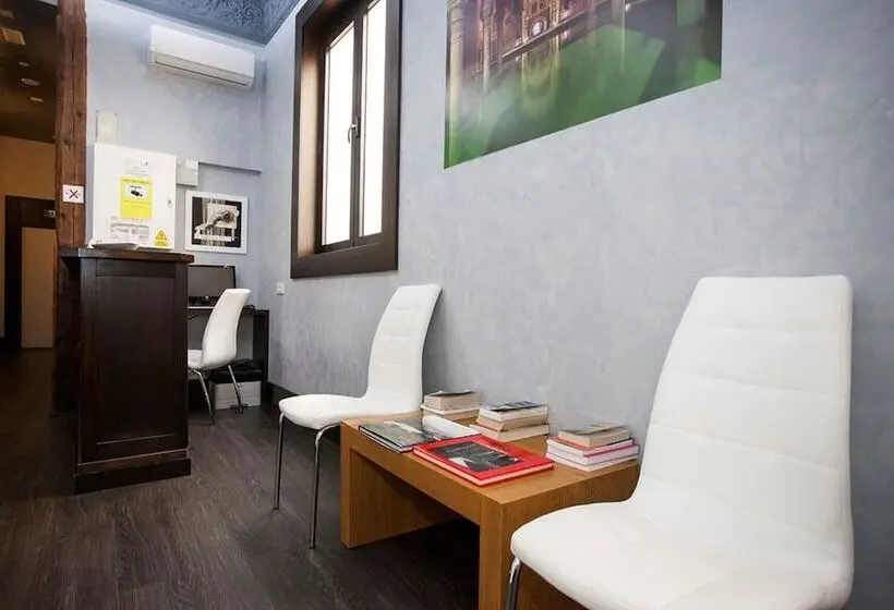 مسافرخانه Alhambra Suites