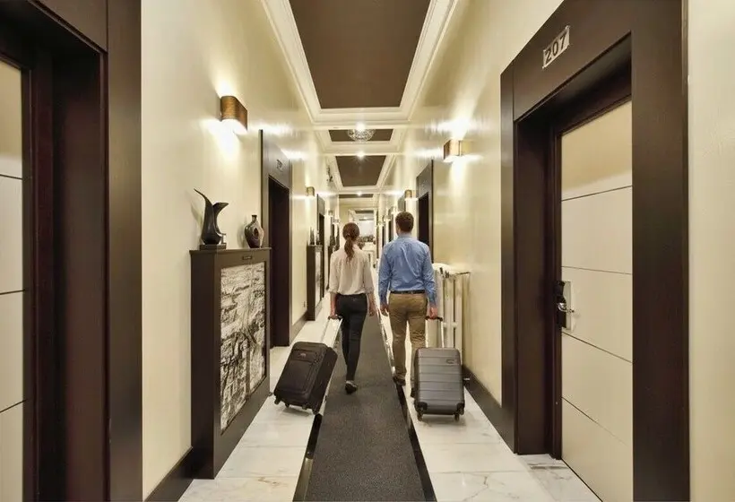 مسافرخانه Alhambra Suites