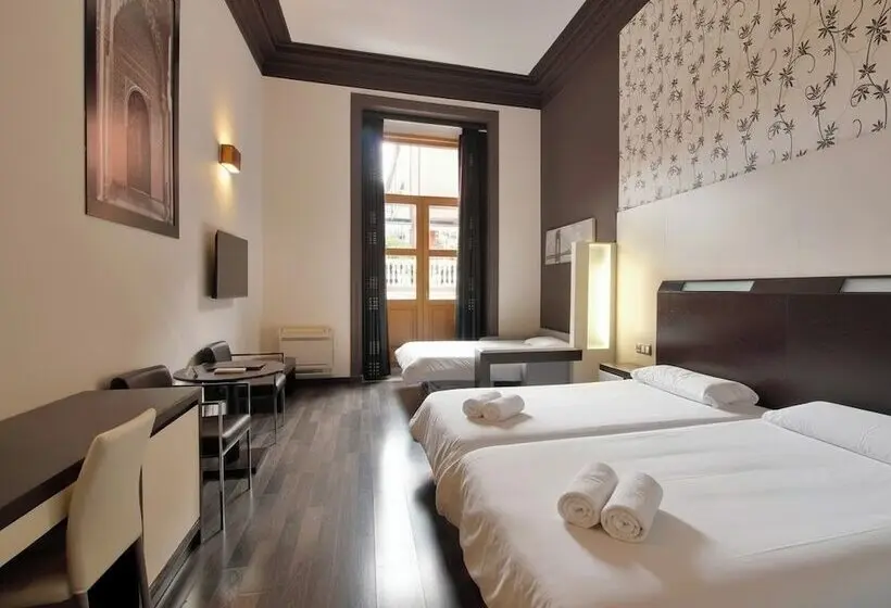 مسافرخانه Alhambra Suites