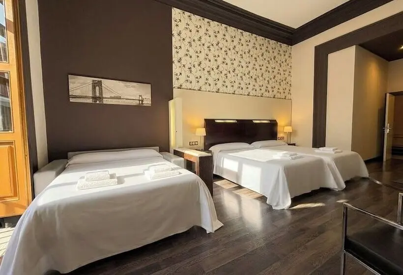 مسافرخانه Alhambra Suites