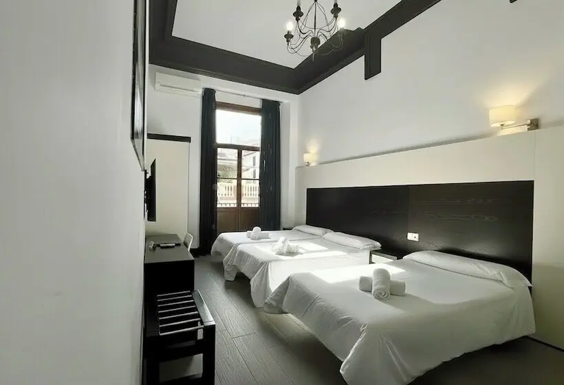 مسافرخانه Alhambra Suites