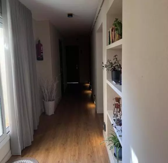 فندق Hostal Crisami