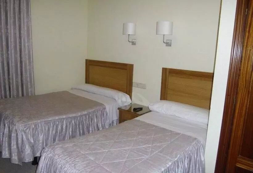 هتل Hostal Rivera   Atocha