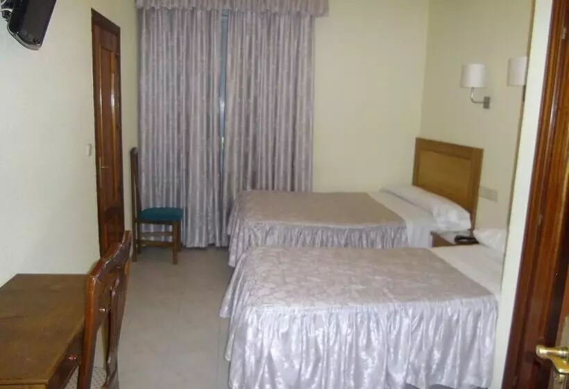 هتل Hostal Rivera   Atocha