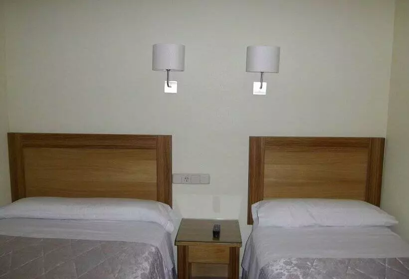 هتل Hostal Rivera   Atocha