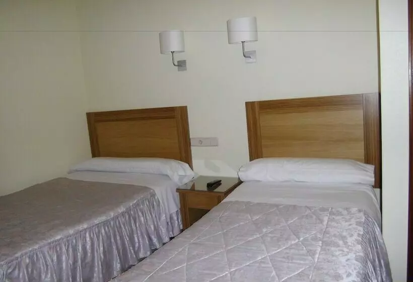 هتل Hostal Rivera   Atocha