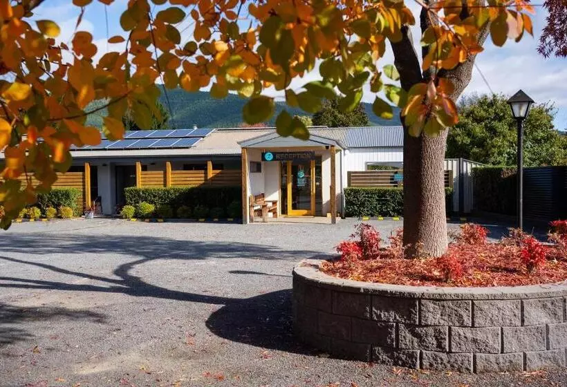 Bright Colonial Motel