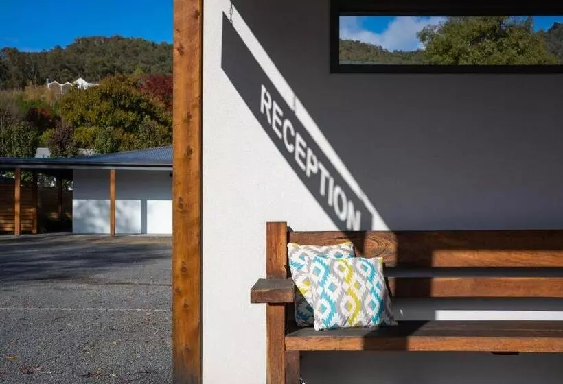 Bright Colonial Motel